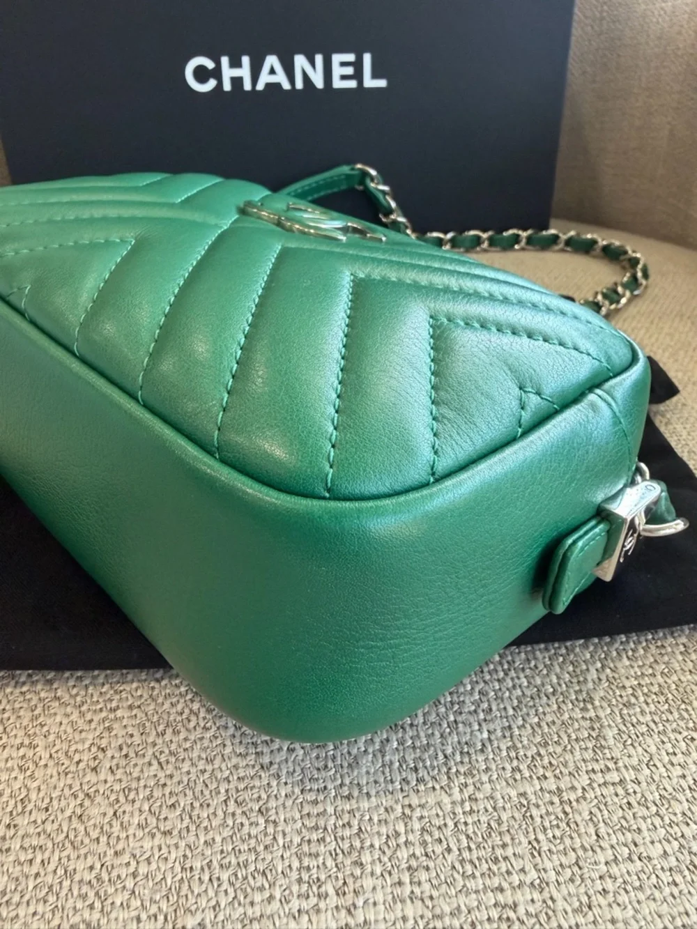 CHANEL Emerald Green Quilted Chevron Leather Crossbody Camera Bag with Tassel - Picture 8 of 15